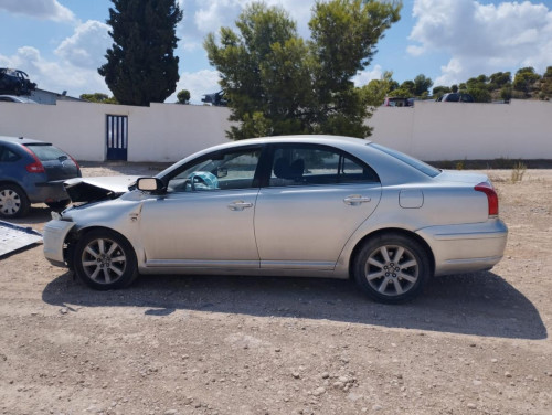 TOYOTA AVENSIS BERLINA (T25) — vehículo donante para recambios 