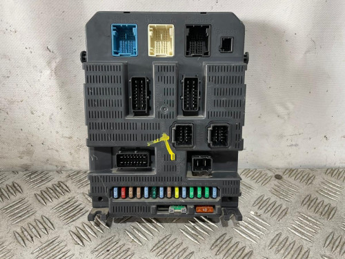  CAJA RELES / FUSIBLES 