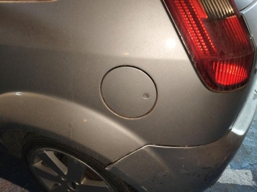 TAPA EXTERIOR COMBUSTIBLE FORD FIESTA (CBK) 