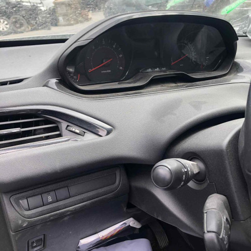 PEUGEOT 208 — vehículo donante para recambios 