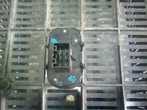  MANDO ELEVALUNAS DELANTERO IZQUIERDO Ford FOCUS FAMILIAR (CAK) 
