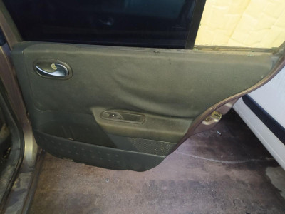 GUARNECIDO PUERTA TRASERA DERECHA