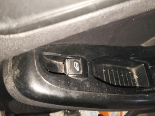 MANDO ELEVALUNAS DELANTERO DERECHO Ford FIESTA (CNN) 