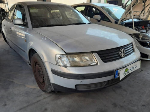  VOLKSWAGEN PASSAT BERLINA (3B2) 