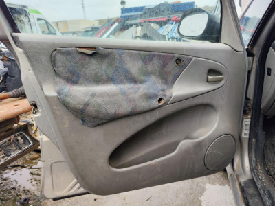 GUARNECIDO PUERTA DELANTERA IZQUIERDA