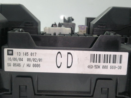  CAJA RELES / FUSIBLES Opel ASTRA H BERLINA 