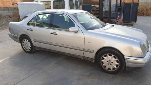  MERCEDES-BENZ CLASE E (BM 210) BERLINA 