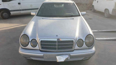 MERCEDES-BENZ CLASE E (BM 210) BERLINA
