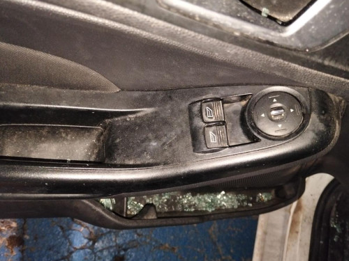 MANDO ELEVALUNAS DELANTERO IZQUIERDO Ford FIESTA (CNN) 