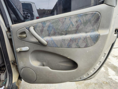 GUARNECIDO PUERTA TRASERA DERECHA