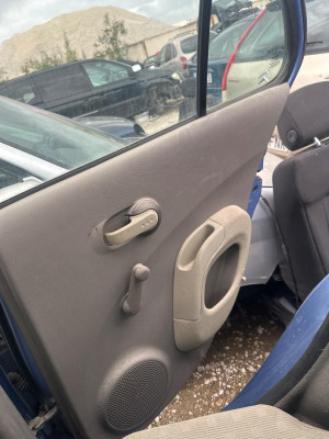 GUARNECIDO PUERTA TRASERA DERECHA