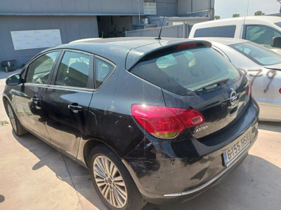 OPEL ASTRA J SEDÁN
