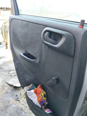 GUARNECIDO PUERTA TRASERA IZQUIERDA