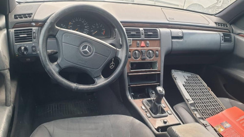  MERCEDES-BENZ CLASE E (BM 210) BERLINA 