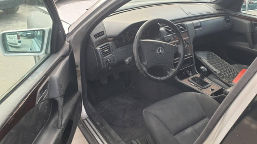  MERCEDES-BENZ CLASE E (BM 210) BERLINA 