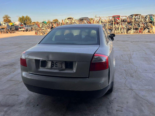 AUDI A4 BERLINA (8E) — vehículo donante para recambios 