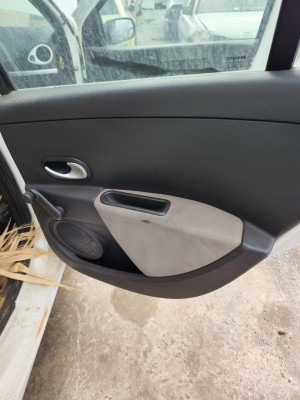 GUARNECIDO PUERTA TRASERA DERECHA
