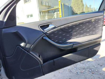 GUARNECIDO PUERTA DELANTERA DERECHA