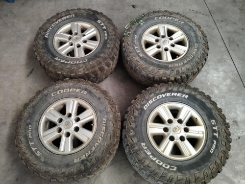 JUEGO LLANTAS Toyota HILUX (KUN) 