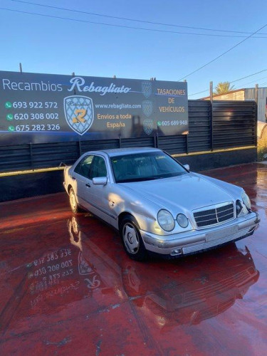  MERCEDES-BENZ CLASE E (BM 210) BERLINA 