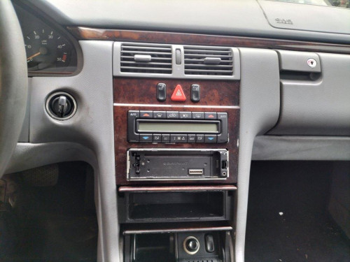  MERCEDES-BENZ CLASE E (BM 210) BERLINA 