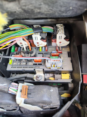 CAJA RELES / FUSIBLES