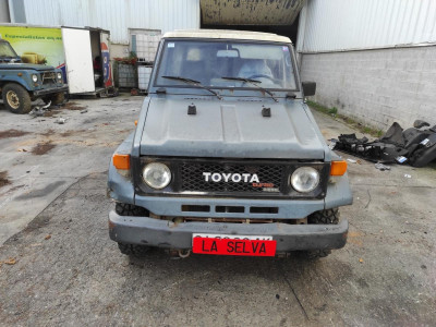 TOYOTA LAND CRUISER STATION (J8)