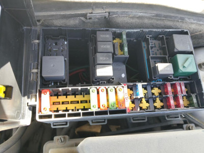 CAJA RELES / FUSIBLES
