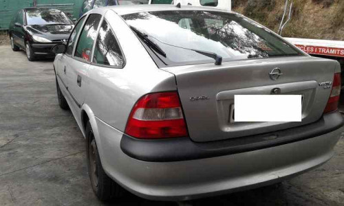OPEL VECTRA B BERLINA — vehículo donante para recambios 