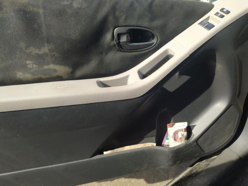 GUARNECIDO PUERTA DELANTERA IZQUIERDA Toyota YARIS (KSP9/SCP9/NLP9) 