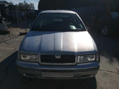 SKODA OCTAVIA BERLINA (1U2)