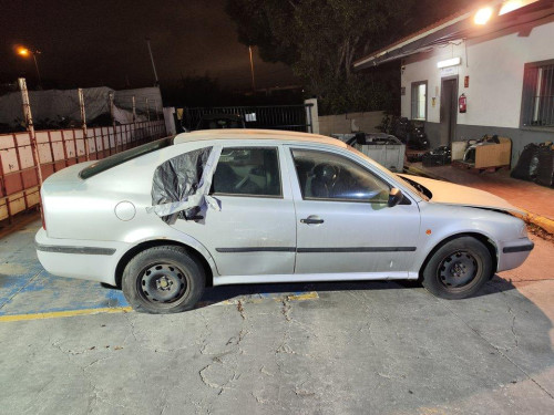 SKODA OCTAVIA BERLINA (1U2) — vehículo donante para recambios 