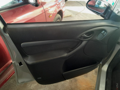  FORD FOCUS BERLINA (CAK) 