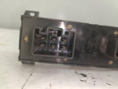MANDO ELEVALUNAS DELANTERO IZQUIERDO Ford FOCUS BERLINA (CAP) 