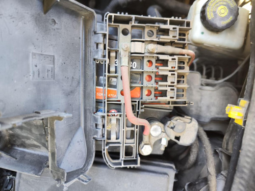 CAJA RELES / FUSIBLES OPEL CORSA D 