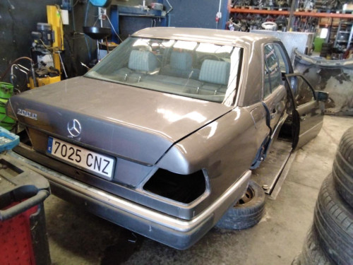  MERCEDES-BENZ CLASE 124 (BM 124) BERLINA 