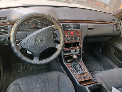 MERCEDES-BENZ CLASE E (BM 210) BERLINA