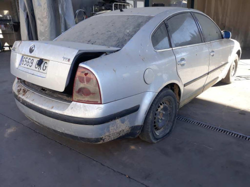  VOLKSWAGEN PASSAT BERLINA (3B3) 