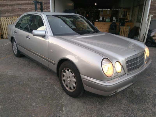  MERCEDES-BENZ CLASE E (BM 210) BERLINA 