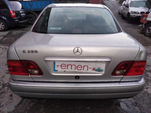  MERCEDES-BENZ CLASE E (BM 210) BERLINA 