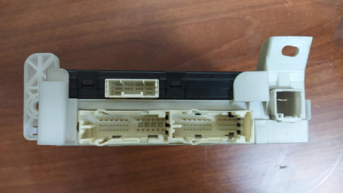 CAJA RELES / FUSIBLES Toyota YARIS (P13) 