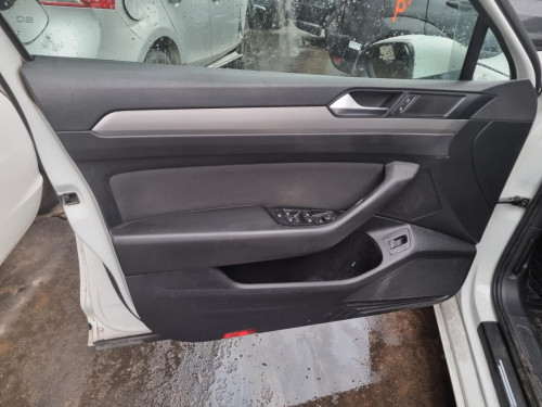 VOLKSWAGEN PASSAT BERLINA (3G2) — vehículo donante para recambios 