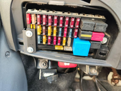 CAJA RELES / FUSIBLES