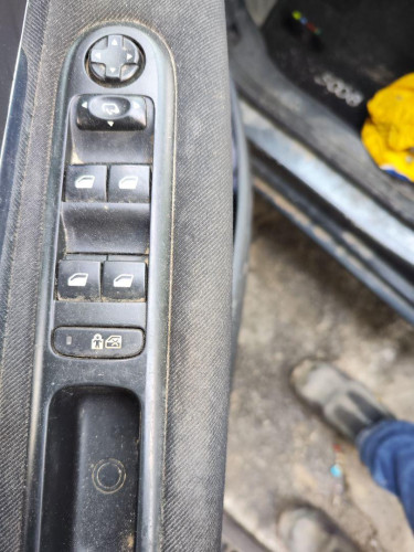 MANDO ELEVALUNAS DELANTERO IZQUIERDO used