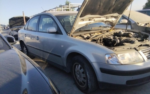  VOLKSWAGEN PASSAT BERLINA (3B2) 