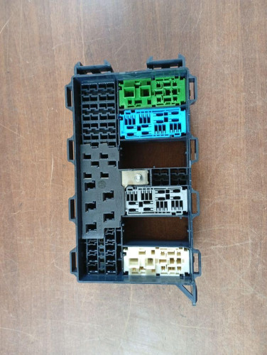 CAJA RELES / FUSIBLES 