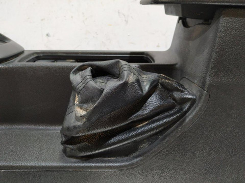  APOYABRAZOS CENTRAL FORD FOCUS BERLINA (CEW) 