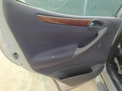 GUARNECIDO PUERTA TRASERA IZQUIERDA