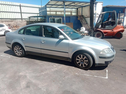  VOLKSWAGEN PASSAT BERLINA (3B3) 