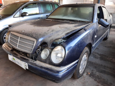 MERCEDES-BENZ CLASE E (BM 210) BERLINA